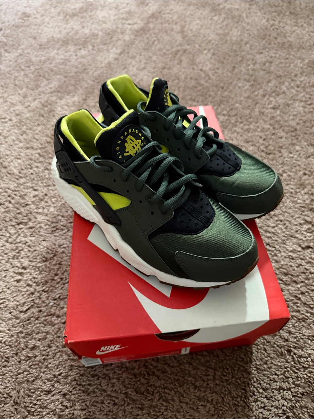 W Nike Huarache Sneaker — Dark Green and Neon Yellow